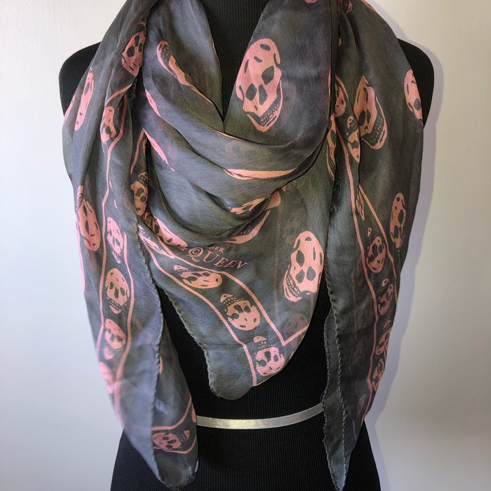 ❌SOLD❌ Alexander McQueen Classic Skull Scarf/Wrap - Picture 4 of 15